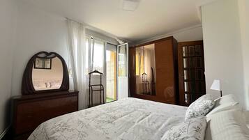 3 slaapkamers, een strijkplank/strijkijzer, wifi, beddengoed