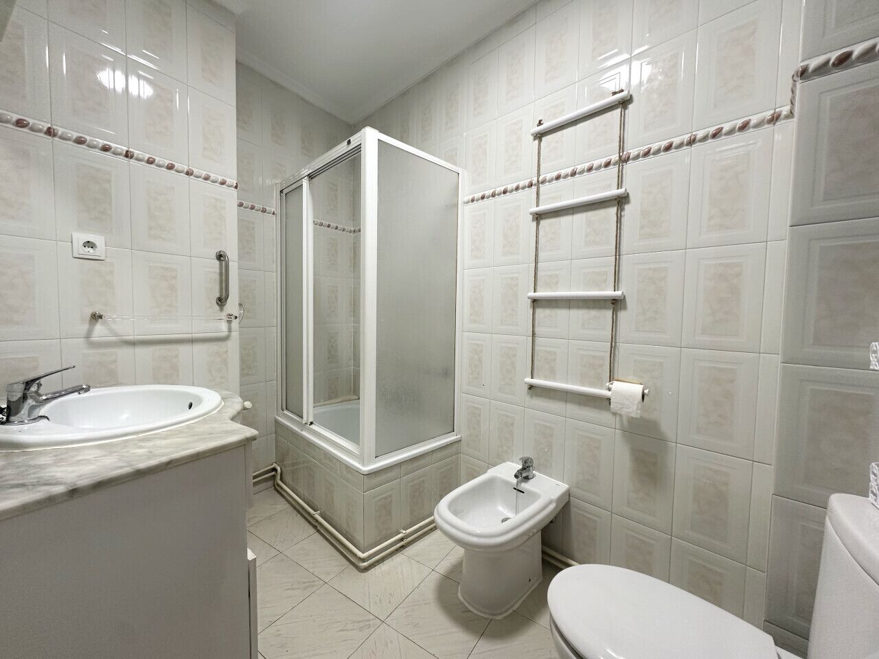 Secador de pelo y toallas