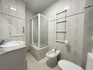 Secador de pelo y toallas