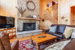 Smart TV, fireplace - Experience luxury at the Whittier Summit Escape (Whittier)