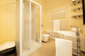 Douche, séchoir à cheveux, bidet, serviettes fournies