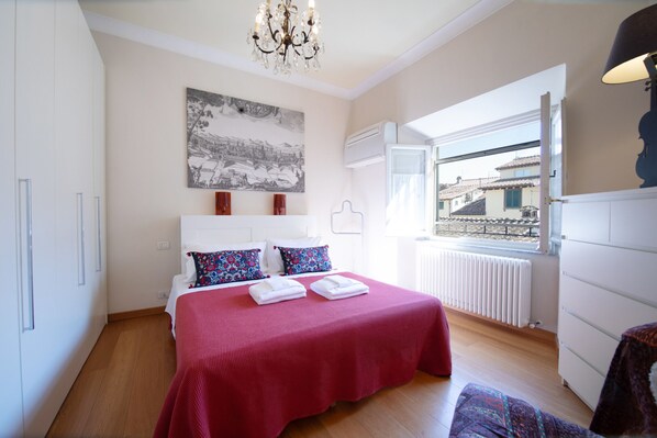 Iron/ironing board, travel crib, free WiFi, bed sheets