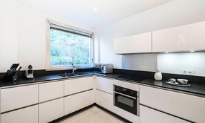 ثلاجة، ميكروويف، فرن، غسالة أطباق