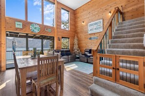 TV - Grandview Lakeside Escape - Stunning Lake & Mountain Views, Private Dock & Deck, BBQ, Near Bayview! (Bayview)