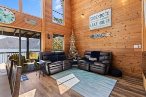 TV - Grandview Lakeside Escape - Stunning Lake & Mountain Views, Private Dock & Deck, BBQ, Near Bayview! (Bayview)