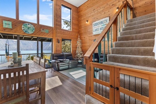 Grandview Lakeside Escape - Stunning Lake & Mountain Views, Private Dock & Deck, BBQ, Near Bayview!