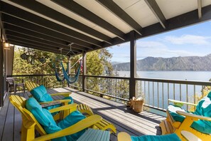 Terrace/patio - Grandview Lakeside Escape - Stunning Lake & Mountain Views, Private Dock & Deck, BBQ, Near Bayview! (Bayview)