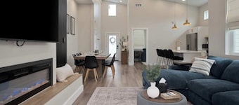 Modern Lake House 3 Blocks from the Lake!
