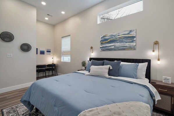 4 chambres, fer et planche à repasser, lit de bébé portatif