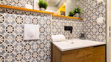 Pengering rambut dan handuk