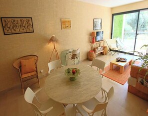 Games room - Renovated 2-bedroom Apt With Refined Decor (Cannes)