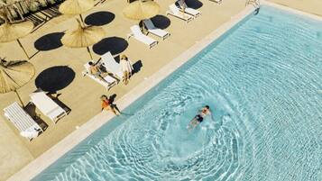 Kolam renang outdoor dan sebuah kolam renang air hangat