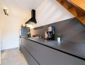 Microwave, oven, dishwasher, cookware/dishes/utensils