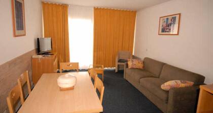 3 Rooms for 8 People