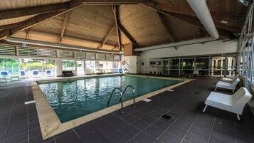 Kolam renang outdoor dan sebuah kolam renang air hangat