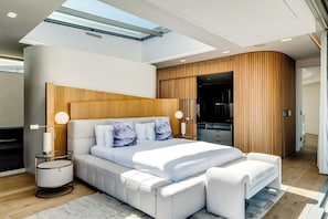 5 bedrooms, desk, iron/ironing board, WiFi - Grand Camps Bay 5bed w Views Pool Gym Villa Serena (Cape Town)