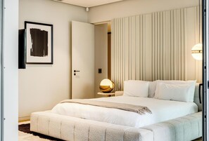 5 habitaciones, escritorio, tabla de planchar con plancha y wifi