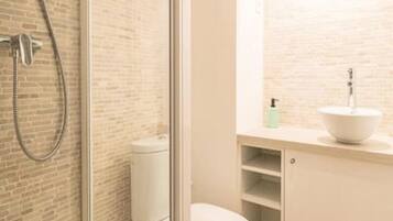 Een haardroger, handdoeken