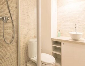 Een haardroger, handdoeken