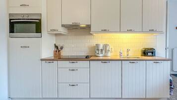 Kühlschrank, Mikrowelle, Herdplatte, Geschirrspüler