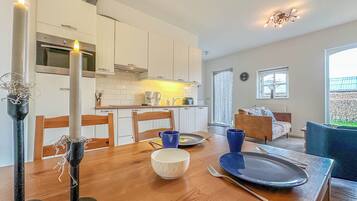 Réfrigérateur, micro-ondes, plaque de cuisson, lave-vaisselle