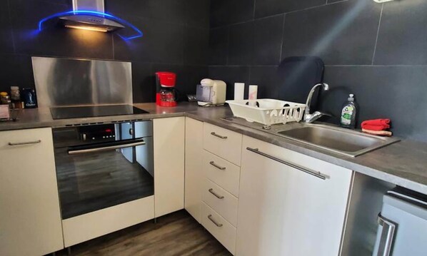 Fridge, microwave, oven, coffee/tea maker