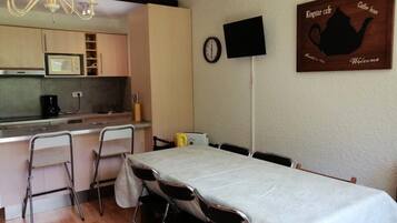 Microwave, oven, dishwasher, electric kettle