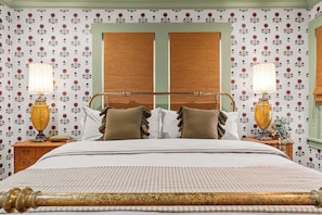 2 bedrooms, iron/ironing board, WiFi, bed sheets - Hot tub, Cowboy Pool, Fire pit, Close to Main St! (Fredericksburg)