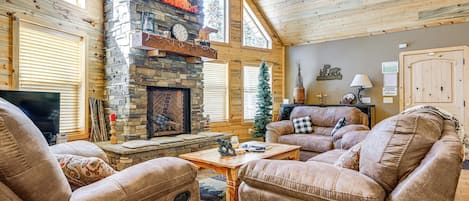 TV, fireplace