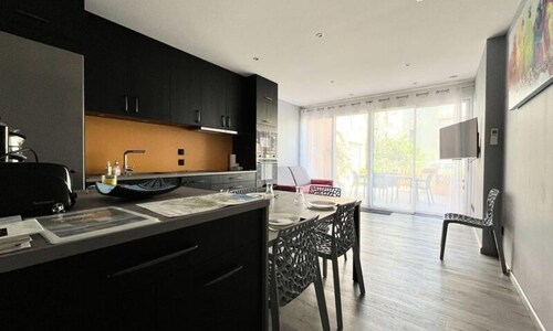 2 Rooms for 4 People