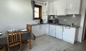 Microwave, dishwasher, coffee/tea maker, electric kettle