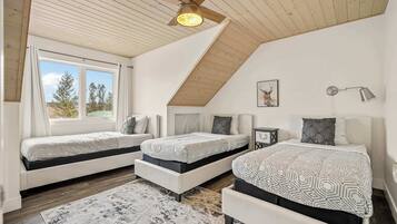 4 bedrooms, desk, iron/ironing board, travel cot