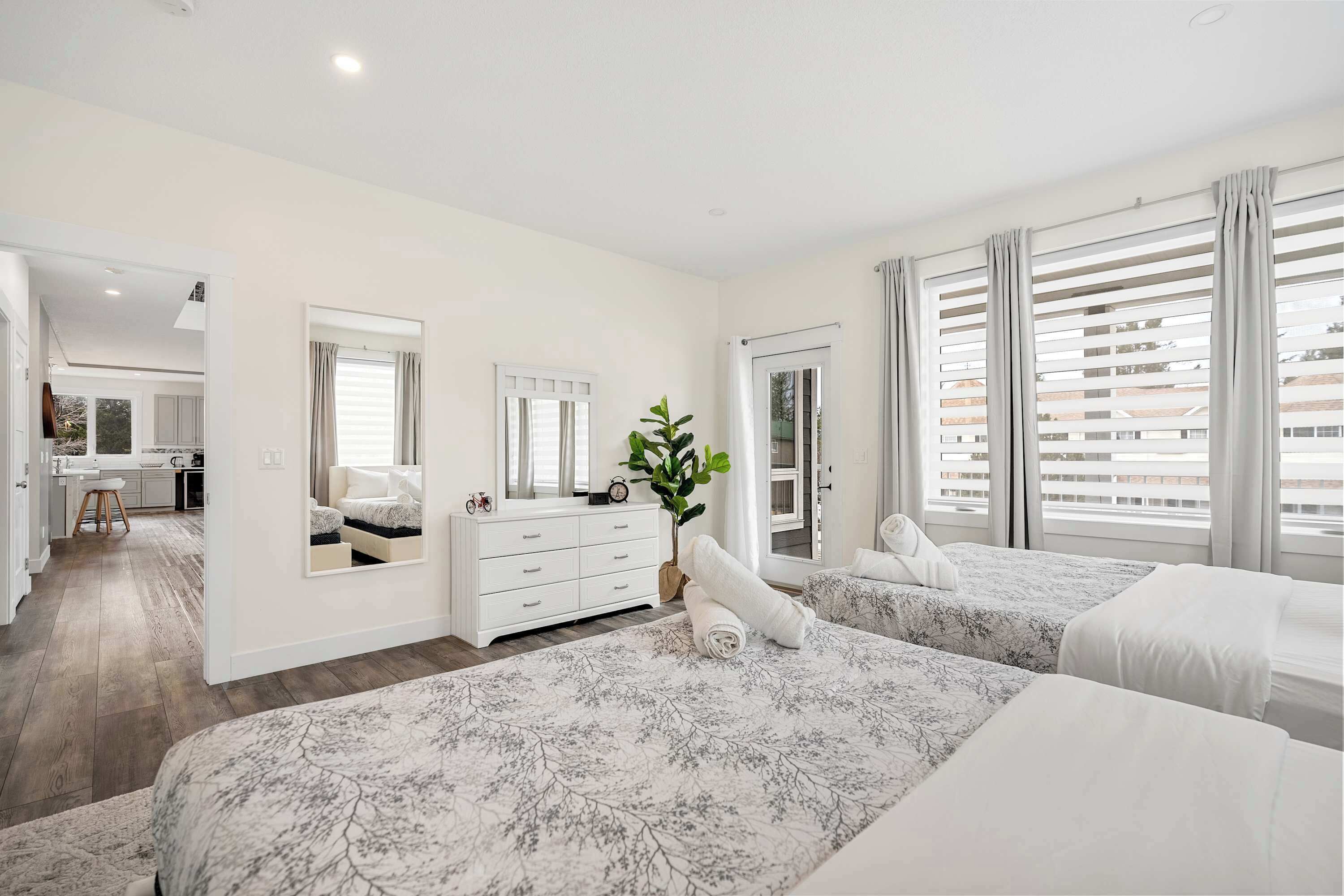 4 slaapkamers, een bureau, een strijkplank/strijkijzer, reisbedje