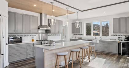 Radiant Retreat | Sleeps 13 + Loft | Stunning View
