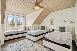 4 makuuhuonetta, työpöytä, silitysrauta/-lauta, vauvan matkasänky