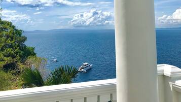 Familjesvit - flera sÀngar - uteplats - havsutsikt | 1 sovrum, vÀrdeförvaringsskÄp pÄ rummet och gratis wi-fi