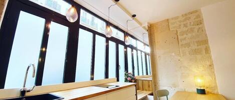 冷蔵庫、電子レンジ、コンロ、コーヒー / ティーメーカー