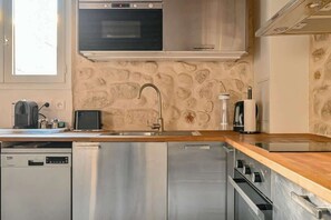 Geladeira, micro-ondas, fogão, cooktop