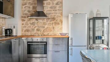 Een koelkast, een microgolfoven, een oven, een kookplaat