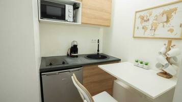 Kylskåp, mikrovågsugn, spishäll och kaffe- och tebryggare