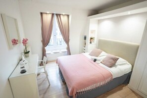 Tabla de planchar con plancha, wifi, ropa de cama