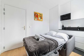 Iron/ironing board, WiFi, bed sheets