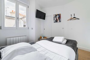 Iron/ironing board, WiFi, bed sheets