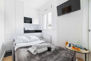 Iron/ironing board, WiFi, bed sheets