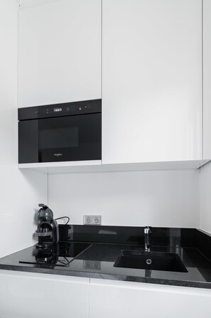 Kühlschrank, Mikrowelle, Herdplatte, Wasserkocher mit Kaffee-/Teezubehör