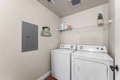 South Reno 1BR · Pool, Basketball Court & Sauna