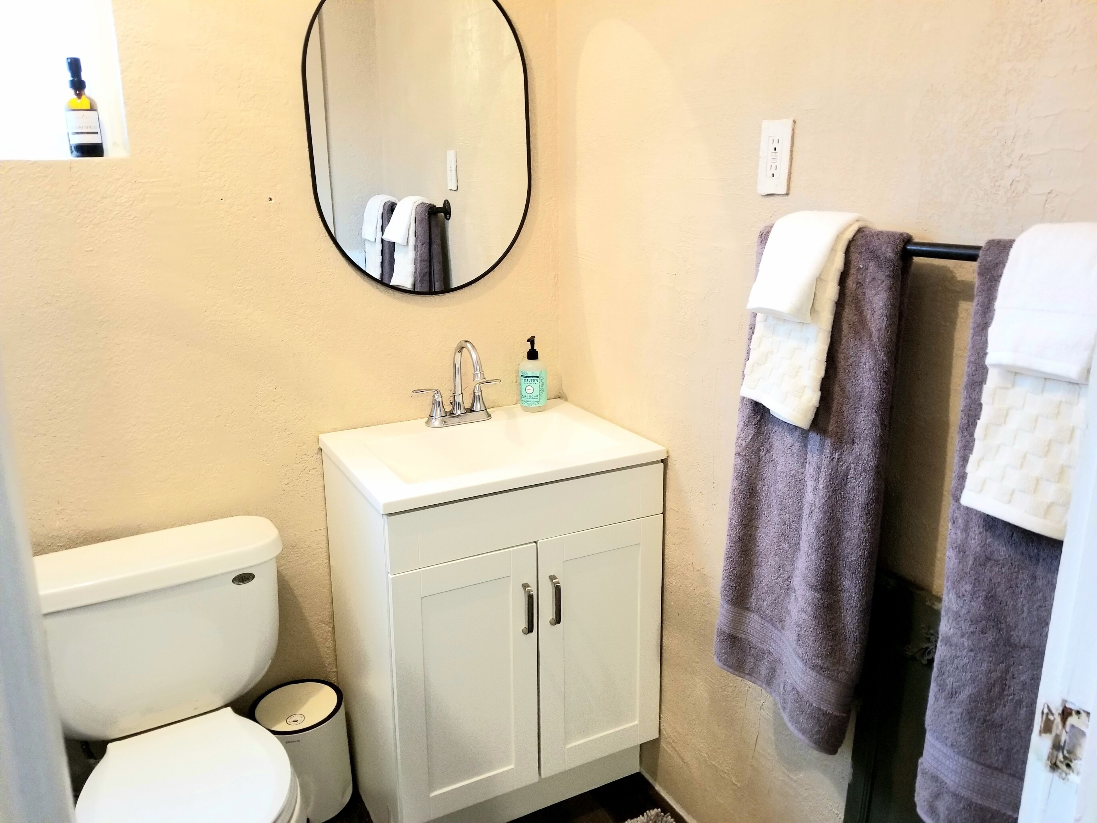 吹风机、毛巾、卫生纸