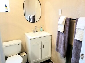 Sèche-cheveux, serviettes fournies, papier toilette