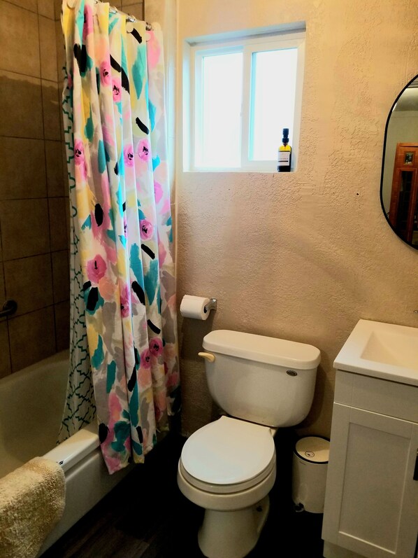 A bathroom with a bathtub, toilet, and sink. - Heat sauna in house with AC, WiFi, overlooking the Willamette River (Oakridge)