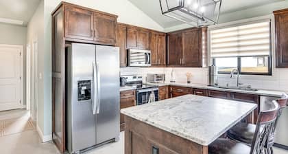 Family-Friendly Apt w/ Lake Views in Ponca City!